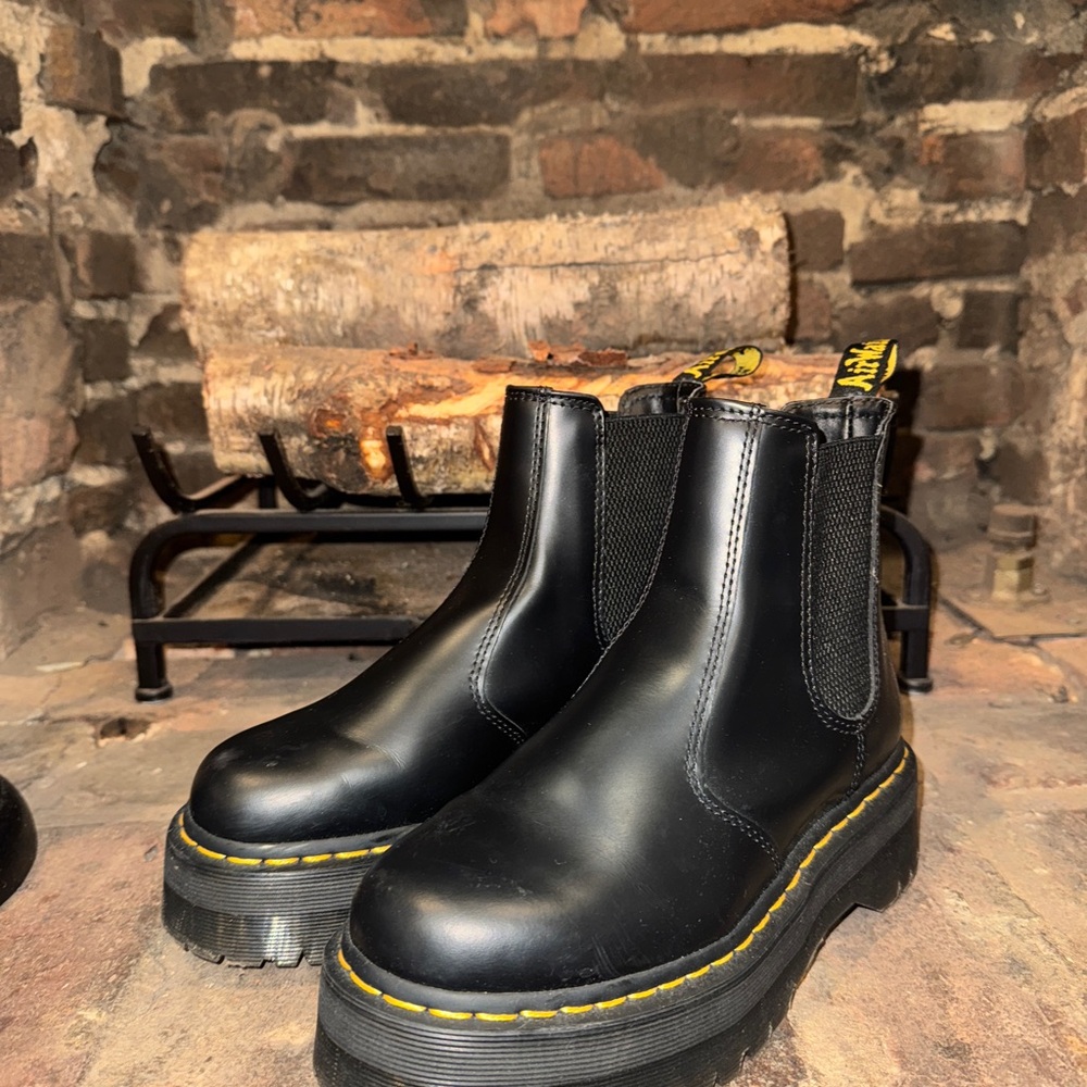 Dr. Martens SMOOTH LEATHER PLATFORM CHELSEA BOOTS